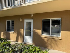 5975 Bloomfield Cir, Unit 107 in Naples, FL - Foto de edificio - Building Photo