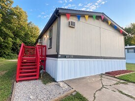 777 E Yerby St in Marshall, MO - Building Photo