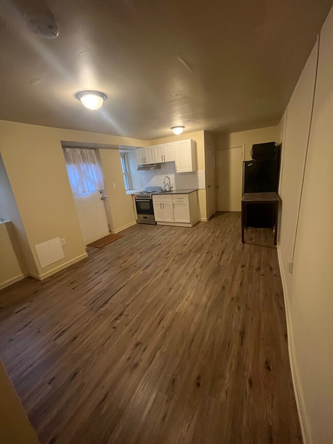 846 N Woodstock St, Unit 1 in Philadelphia, PA - Foto de edificio - Building Photo