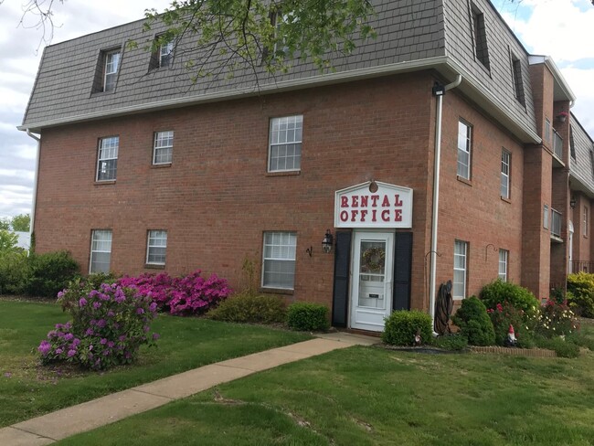 Monticello Square Apartments in Fredericksburg, VA - Building Photo - Building Photo