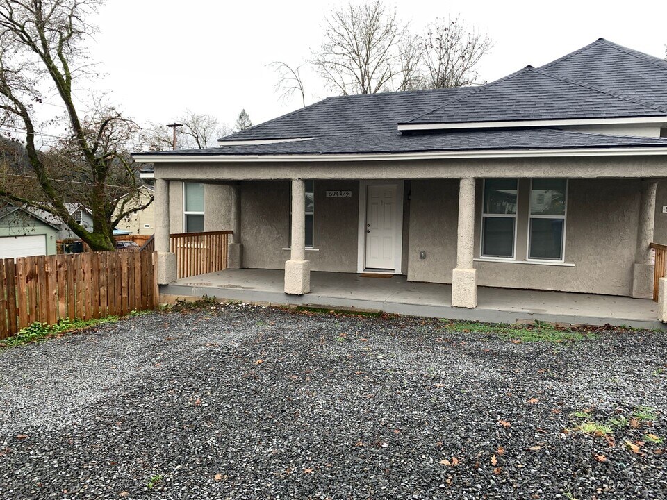 594 Estremado St in Gold Hill, OR - Building Photo