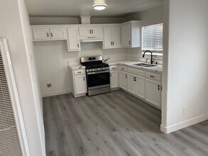 206 S Rose Ave in Compton, CA - Building Photo - Building Photo