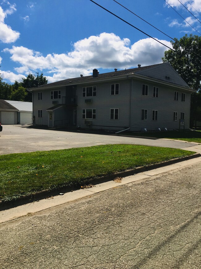 20427 W Clark Ave Apt 11, Unit Apt 11 in Galesville, WI - Building Photo - Building Photo