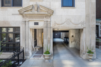 Junior Tower Apartments in Chicago, IL - Building Photo - Building Photo