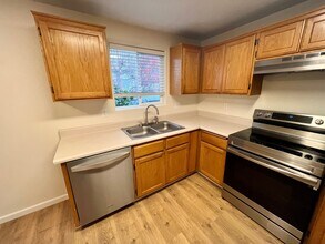 7885 Laura Ln in White City, OR - Building Photo - Building Photo