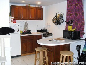 61 S Huntington Ave, Unit 303 in Boston, MA - Foto de edificio - Building Photo