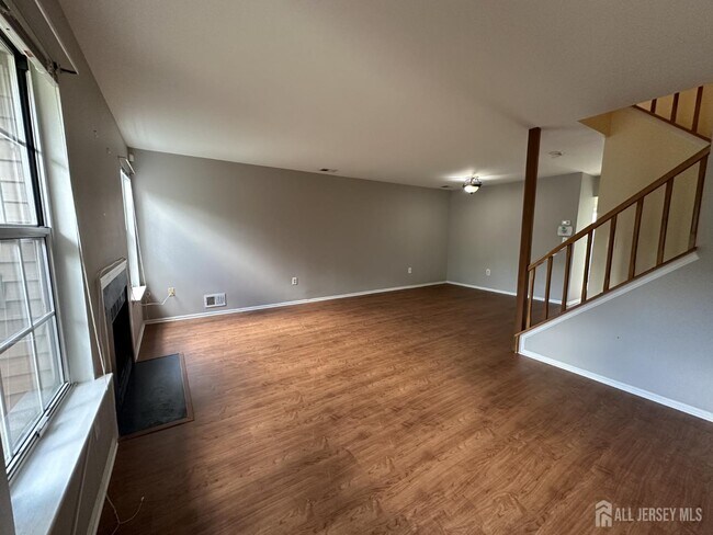 17 Canterbury Cir in Franklin Township, NJ - Building Photo - Building Photo
