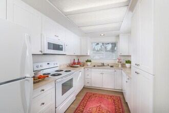 Windwood Glen Apartment Homes in Irvine, CA - Building Photo - Building Photo