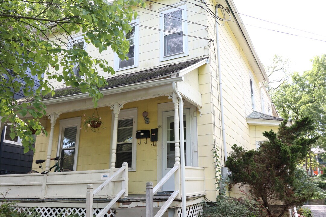 121 Columbia St in Ithaca, NY - Building Photo