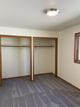 1543 S Washington St in Bismarck, ND - Foto de edificio - Building Photo
