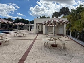 8860 Fontainebleau Blvd in Miami, FL - Building Photo - Building Photo