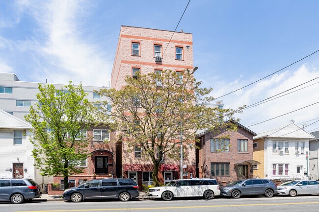 105 Neptune Ave in Brooklyn, NY - Building Photo - Building Photo