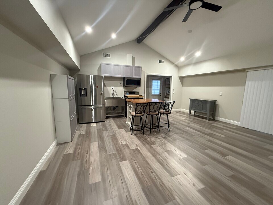 681 Kenwood St in Upland, CA - Foto de edificio