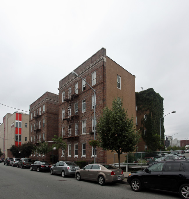 Ackroyd Court in Jamaica, NY - Foto de edificio - Building Photo