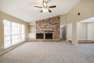 10007 Towne Brook Ln in Sugar Land, TX - Foto de edificio - Building Photo