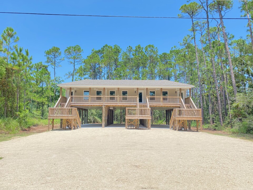 1410 O'Hara in Dauphin Island, AL - Building Photo