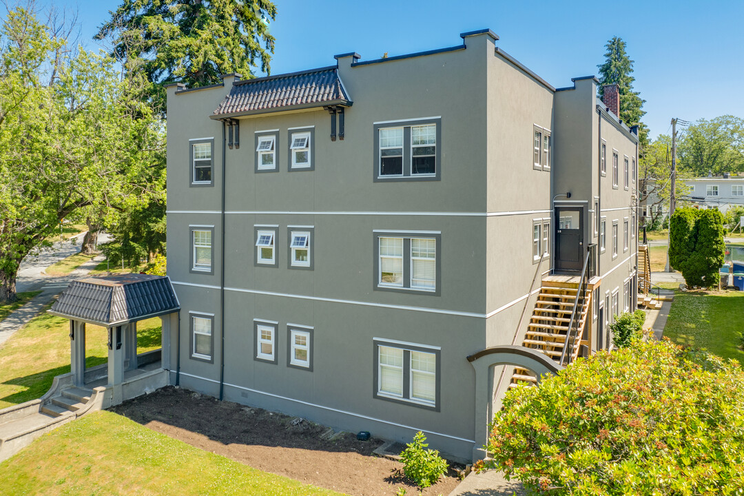 Universtiy Lodge Apartments in Vancouver, BC - Building Photo