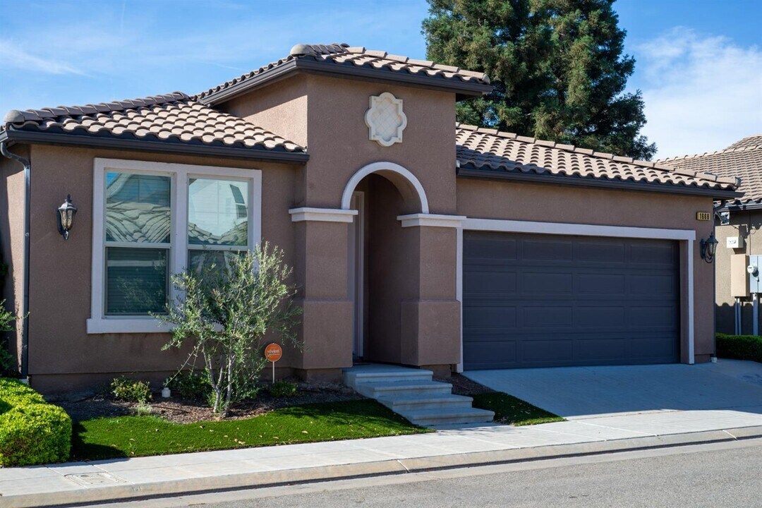 1668 East Green Sage Avenue in Fresno, CA - Foto de edificio