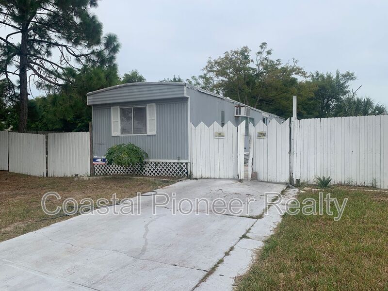6531 Bandura Ave in New Port Richey, FL - Building Photo