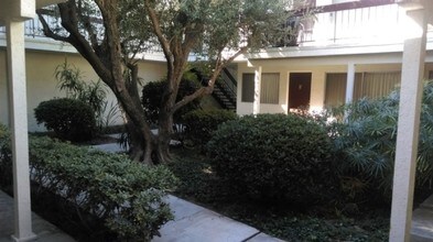 2100 Perkins Lane in Redondo Beach, CA - Building Photo - Building Photo
