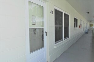 2385 Tahitian Ln in Clearwater, FL - Building Photo