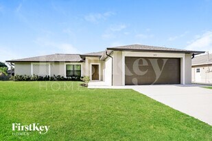 8432 Grove Rd in Ft. Myers, FL - Building Photo