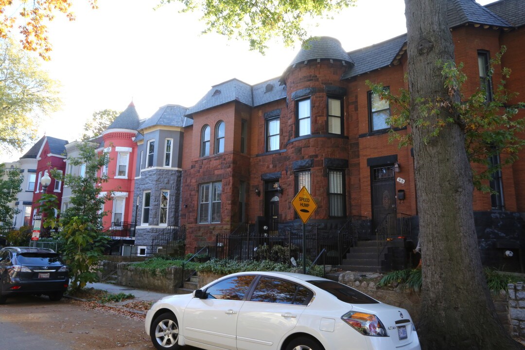 25 Quincy Pl NW in Washington, DC - Building Photo