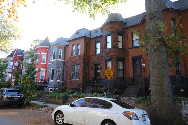 25 Quincy Pl NW