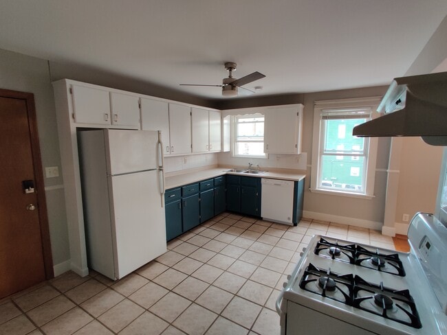 578 Dubuque St, Unit Unit 3 in Manchester, NH - Building Photo - Building Photo