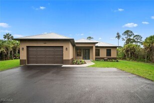 3244 32nd Ave SE in Naples, FL - Building Photo