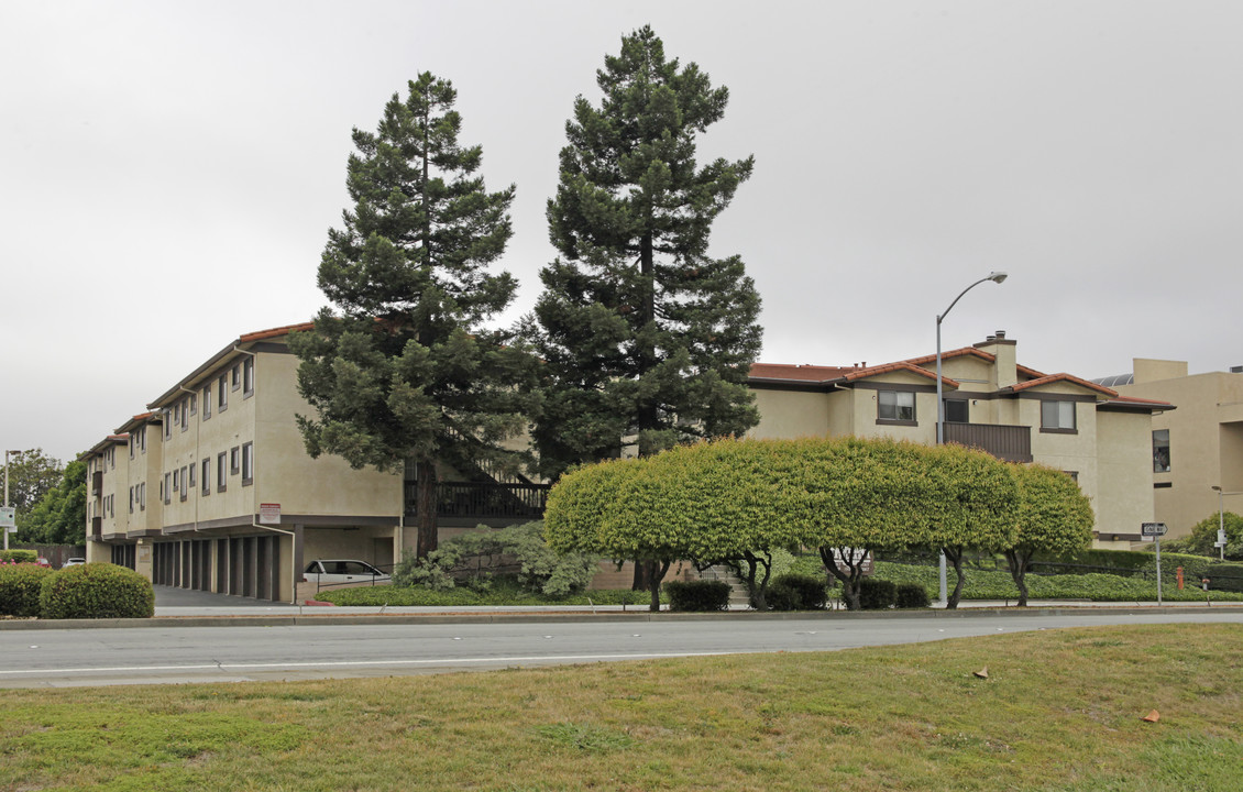 Hesperian Villas in San Leandro, CA - Building Photo