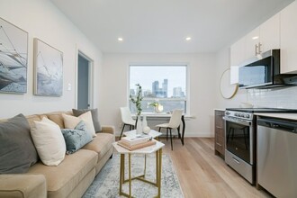 2707 Yonge St in Toronto, ON - Building Photo - Building Photo