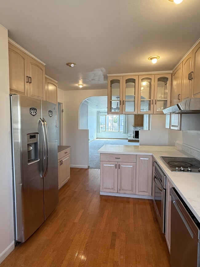 4712 Irving St, Unit 4712