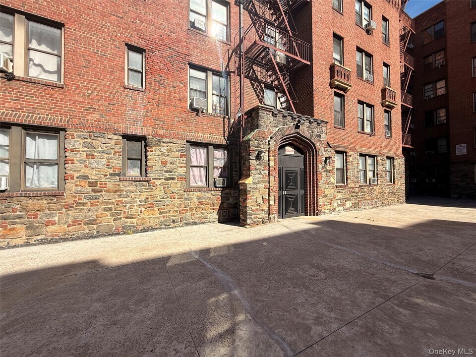106 Highland Ave in Yonkers, NY - Building Photo