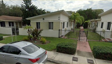 684-692 NE 85th St in Miami, FL - Building Photo - Building Photo