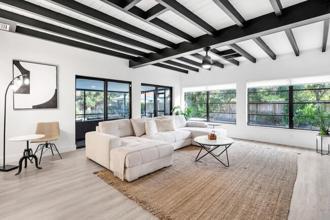 704 NE 2nd St in Pompano Beach, FL - Building Photo - Building Photo