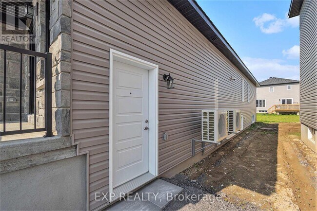 1214 Montblanc Cres in Russell, ON - Building Photo - Building Photo