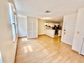 115 Richmond St, Unit 2 in Boston, MA - Foto de edificio - Building Photo