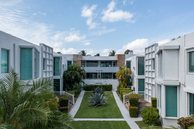 Avondale Apartments in Bal Harbour, FL - Building Photo - Building Photo