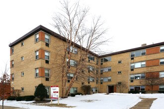 Crain Apartments in Skokie, IL - Foto de edificio - Building Photo