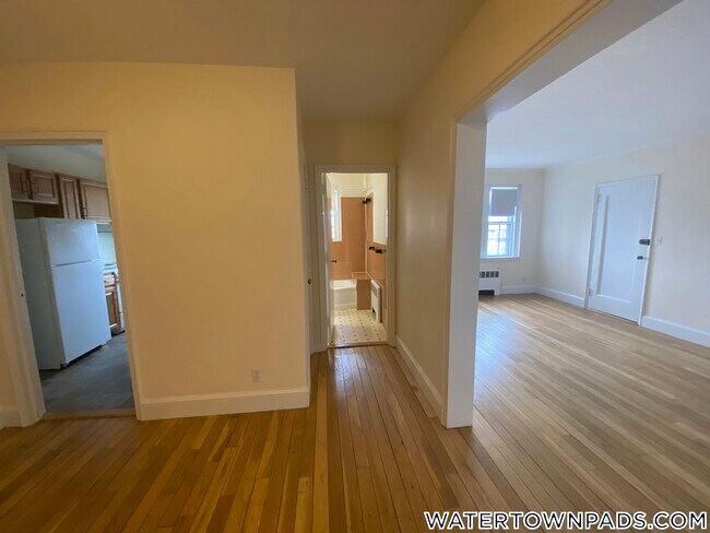 550 Belmont St, Unit 2 in Watertown, MA - Foto de edificio - Building Photo