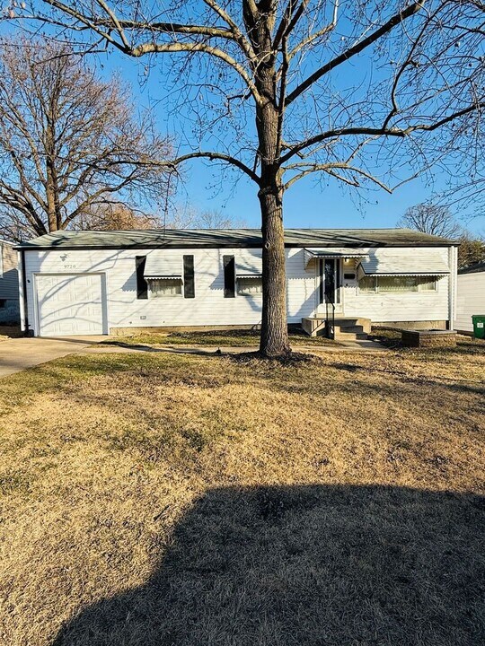 9720 Gloucester Dr in St. Louis, MO - Building Photo