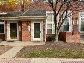 1335 S Washington Ave in Royal Oak, MI - Building Photo