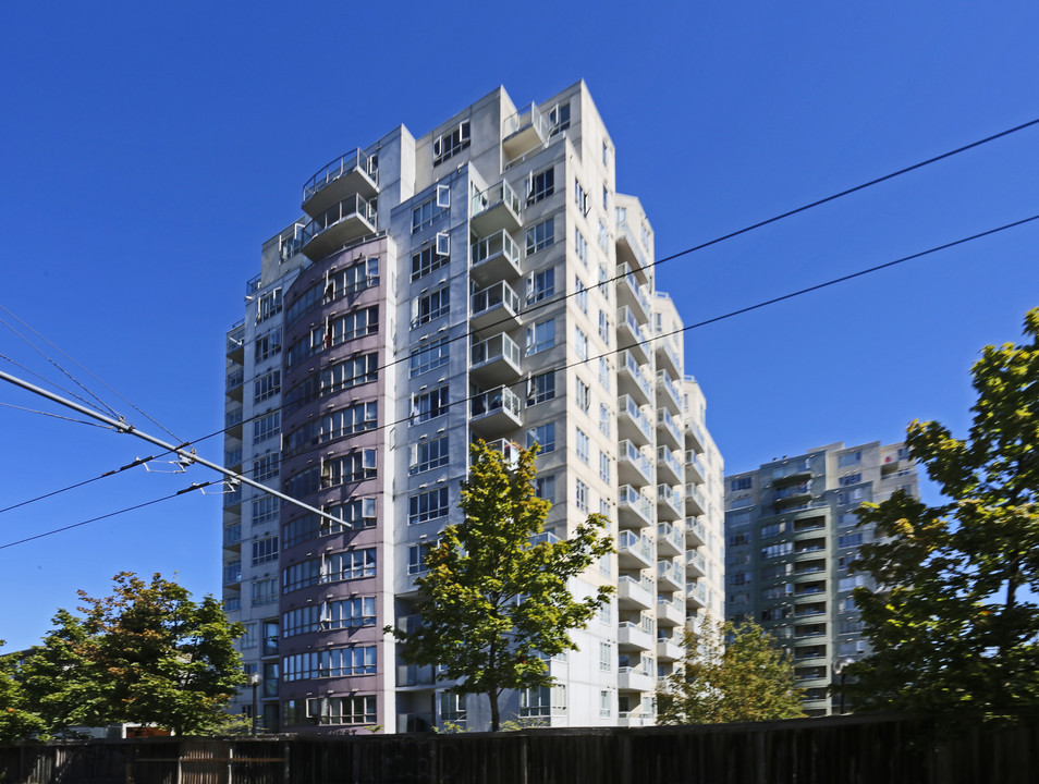 Queen's Court at Wellington Mews in Vancouver, BC - Building Photo