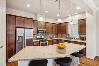 5749 Larkin St in Houston, TX - Foto de edificio - Building Photo