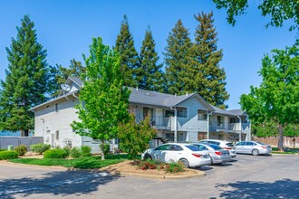 Cameo Village in Chico, CA - Foto de edificio - Building Photo