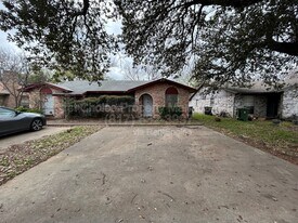 2212 Viewtop Ln in Arlington, TX - Building Photo