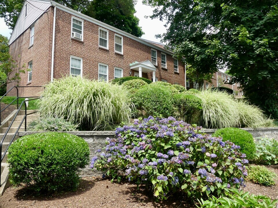 10 Clarmore Dr in Norwalk, CT - Building Photo
