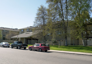 Yosemite Manor in Madera, CA - Building Photo - Building Photo