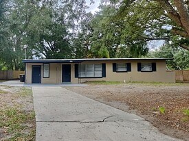 8207 Patou Dr S in Jacksonville, FL - Building Photo